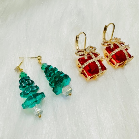 Set of 2 Crystal Christmas Tree & Bow Present Earrings Emerald Holiday Jewelry - Picture 2 of 6